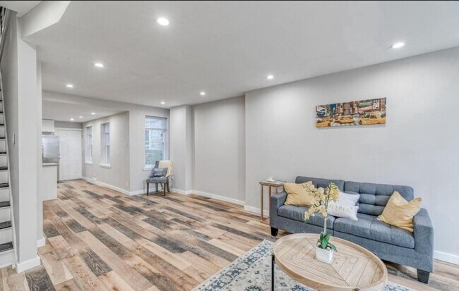 Building Photo - Luxurious 4-Bed/2-Bath Townhome in Cecil B. Moore! Available NOW!