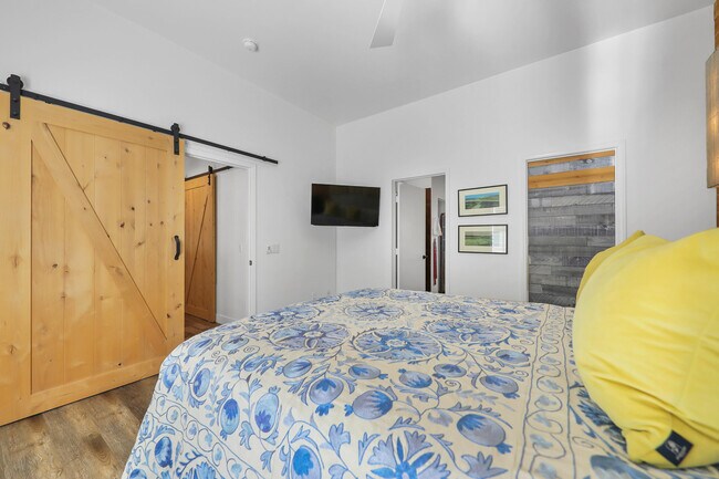 Building Photo - 53980 Avenida Mendoza