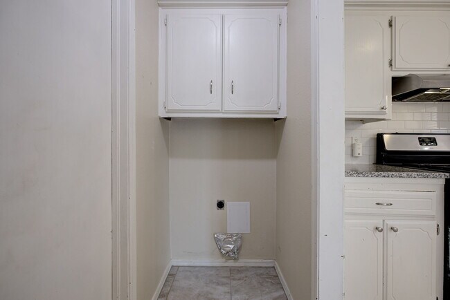 Building Photo - 916 S Patterson Dr