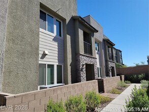 Building Photo - Spacious Henderson Townhome with Balconies and Resort Amenities