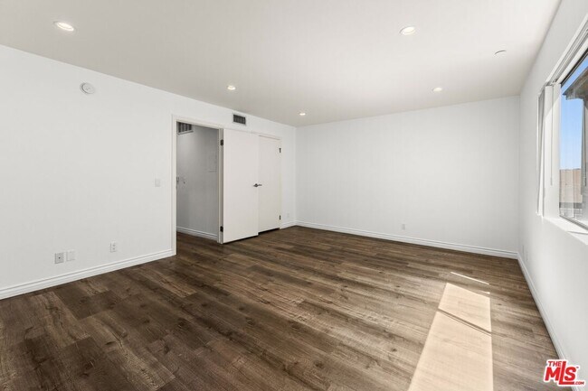 Building Photo - 6212 Fulton Ave
