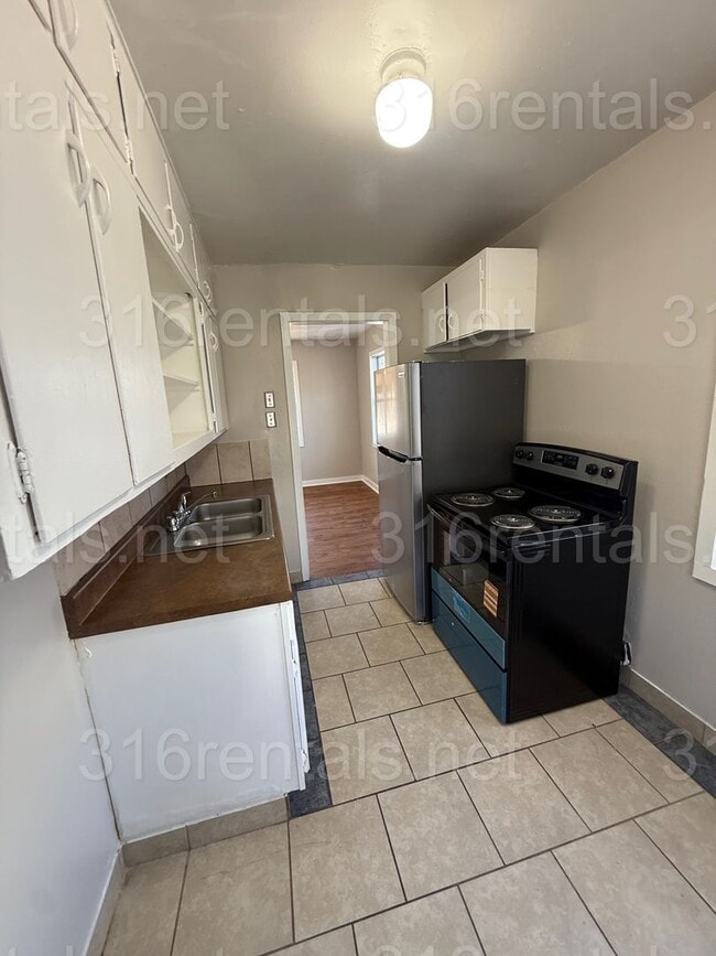 Building Photo - $950 - 3 bedroom / 1 bathroom - Single Family Home