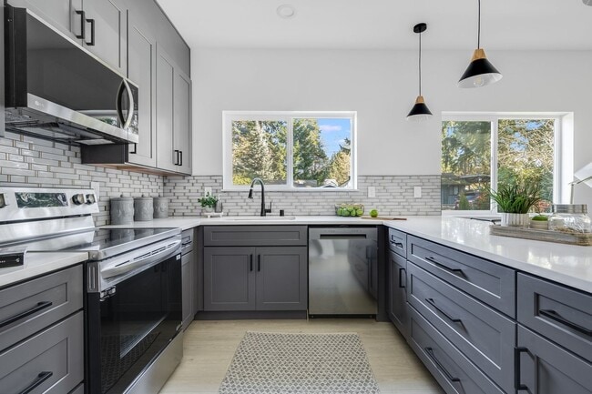 Building Photo - Beautiful Brand New 2bed 2.5bath Seattle H...