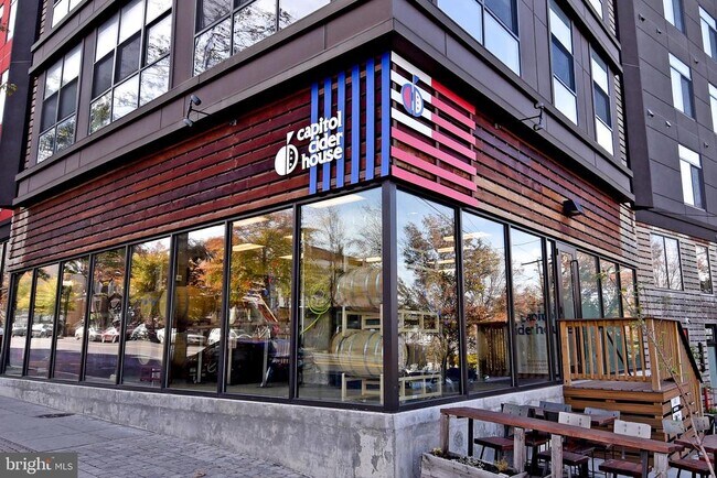 Building Photo - 625 Park Rd NW