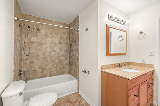 Building Photo - Cozy 1 Bedroom Condo Located In Dilworth &...