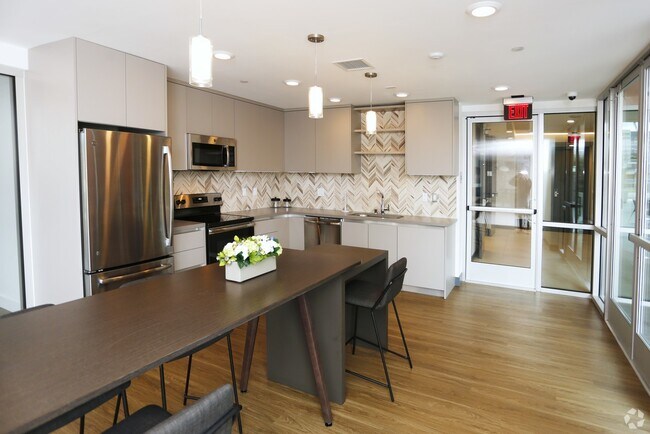 Building Photo - 453 S Kenmore Ave