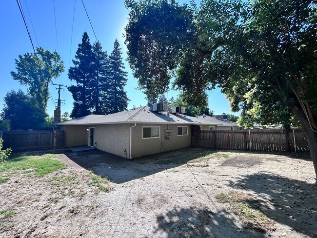 Building Photo - 955-957 Woodshire Way