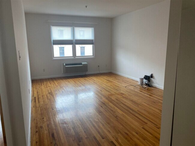 Building Photo - 204 Grand St