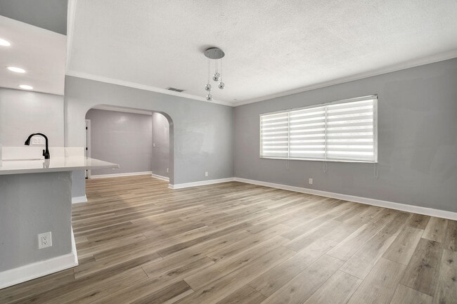 Building Photo - 1571 SW 13th Dr