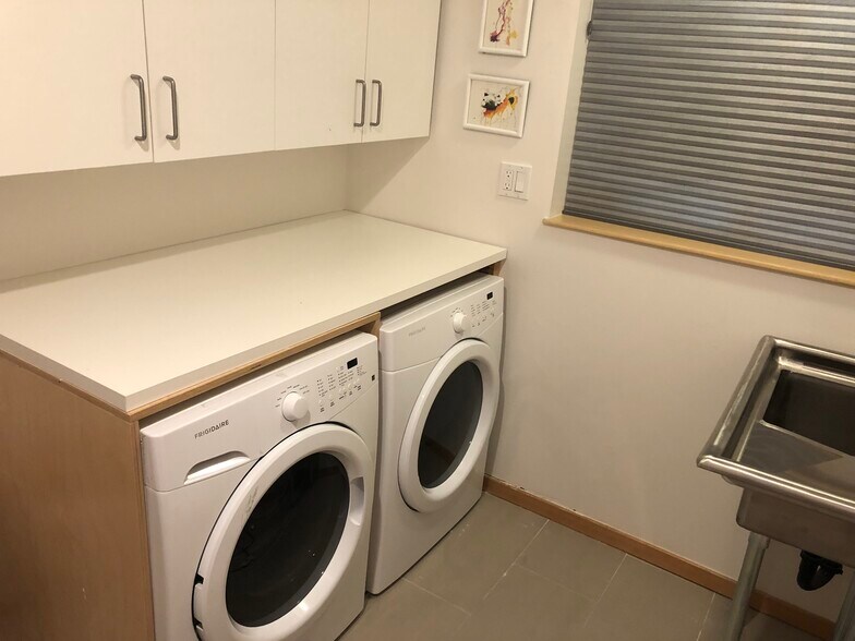 Building Photo - 9305 SW View Point Ter