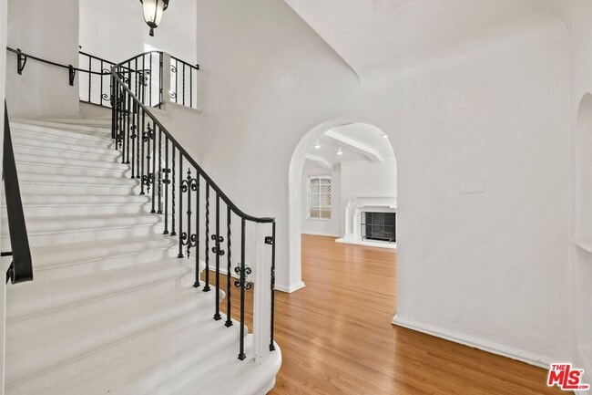 Building Photo - 141 S Vista St