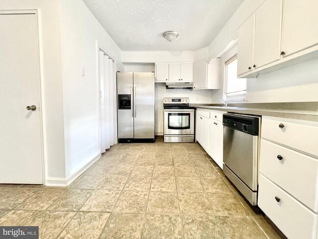 Building Photo - 1424 S Governors Ave