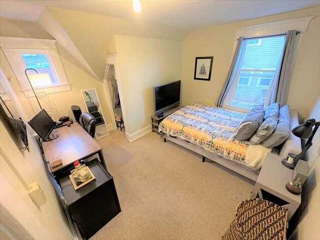 Building Photo - Monroe & 23rd St. Big 6 Bed 2 bath Home