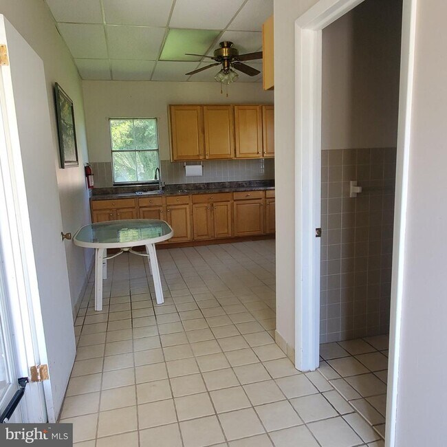 Building Photo - 2024 Beverly Dr