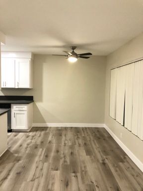 Building Photo - 231 N La Peer Dr