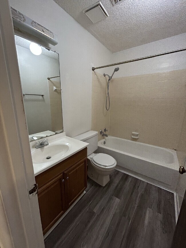 Building Photo - Apartment For Rent