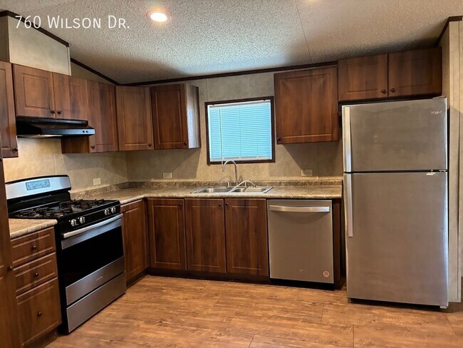 Building Photo - 760 Wilson Dr