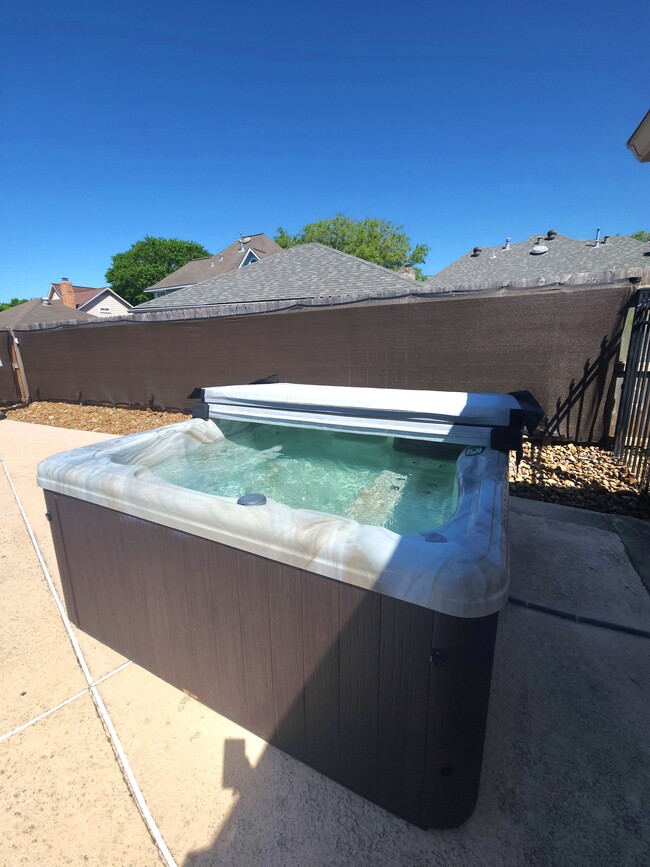 Hot tub - 606 Tudor Ct