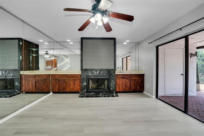 Building Photo - 15217 W Pond Woods Dr