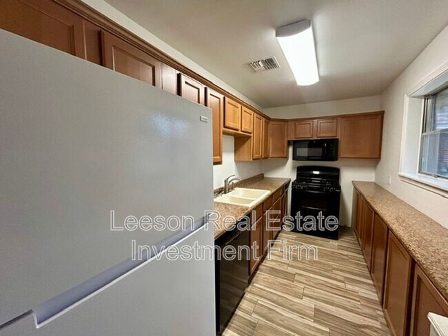 Building Photo - 3235 Caroline Dr