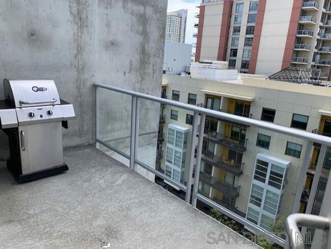 Building Photo - Beautiful East Village Top Floor Loft