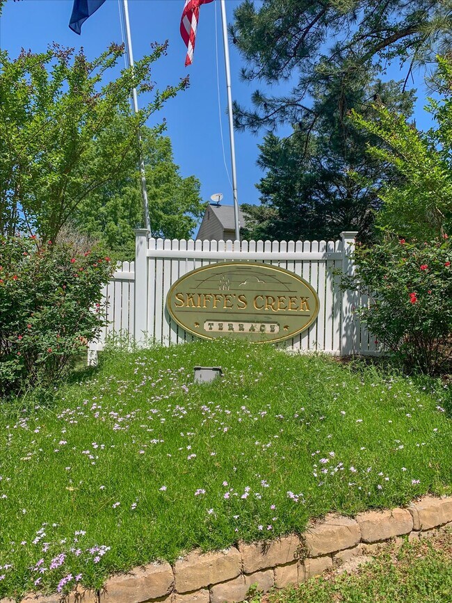 Building Photo - 1644 Skiffes Creek Cir