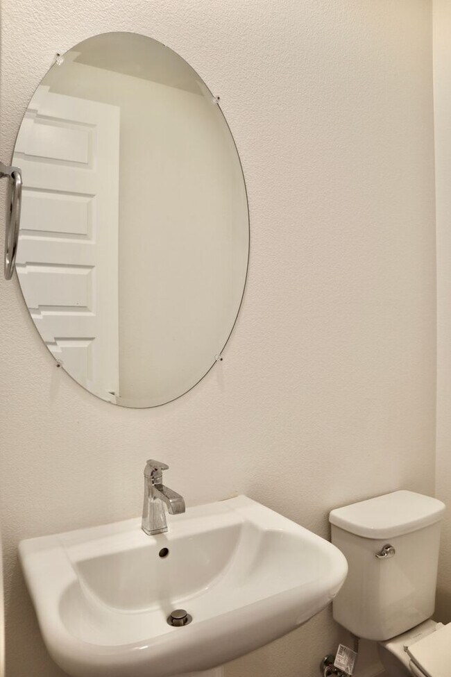 Building Photo - Gorgeous 3-story Townhome Available for Rent! Cherry-Guardino Neighborhood