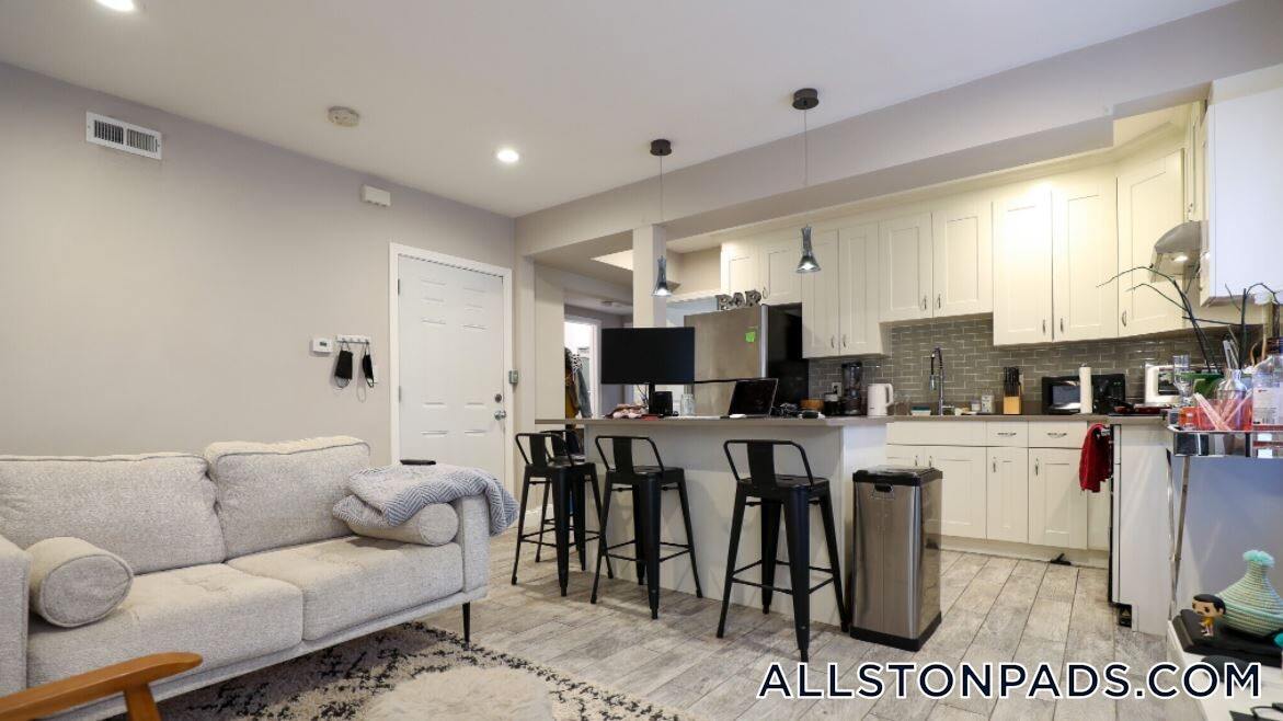 Building Photo - 77 Linden St