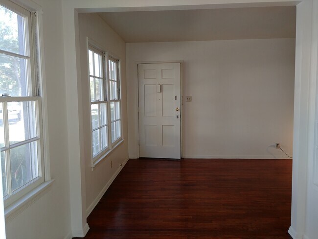 Building Photo - 424 E Freeland St