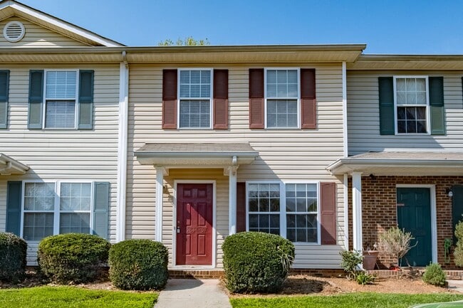 Building Photo - Private 2BR Townhome with Two En-Suite Bathrooms
