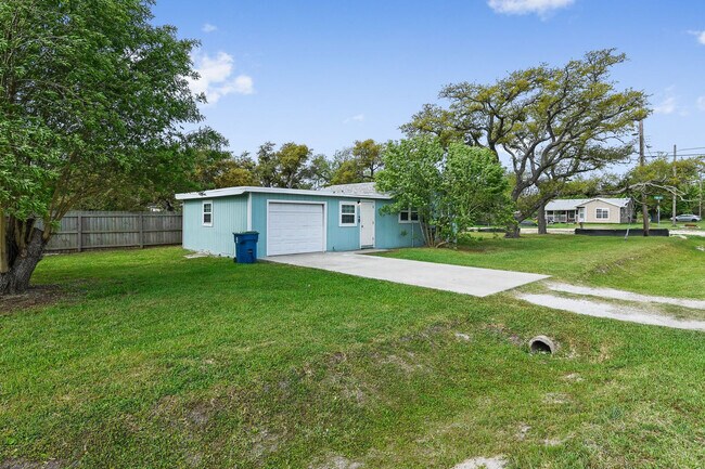 Building Photo - 822 N Ann St