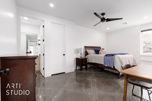 Building Photo - Beautiful 6 Bedroom 4.5 Bathroom Home in D...