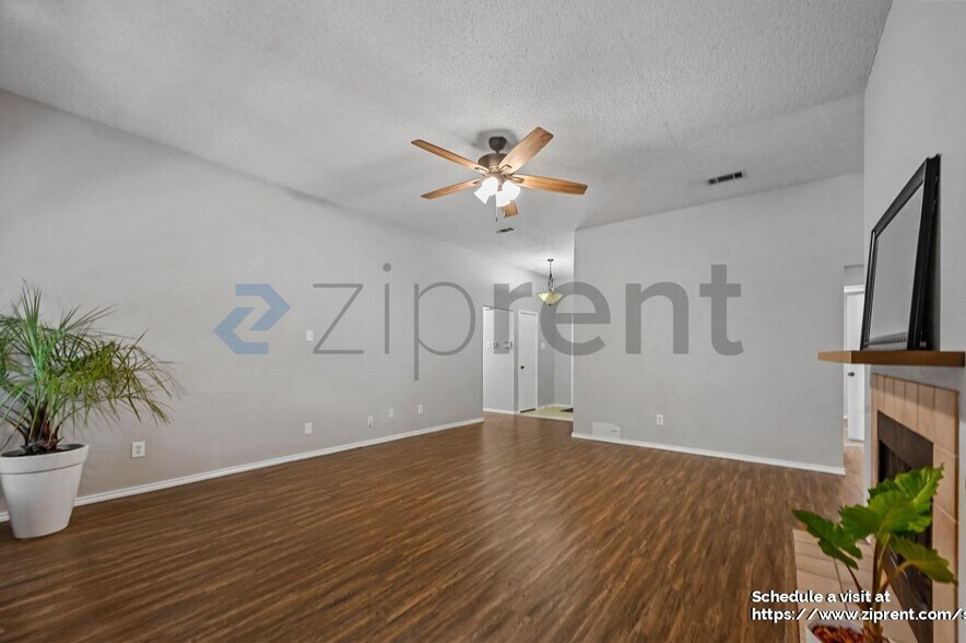 Building Photo - 2029 Oakglen Dr