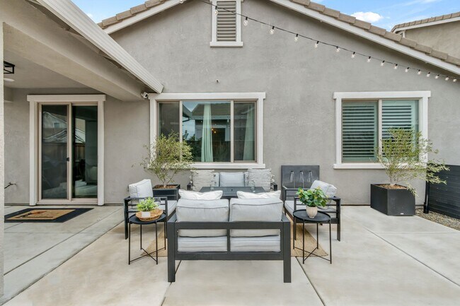 Building Photo - Newer Home on Large Corner Lot with Lots of Natural Light!