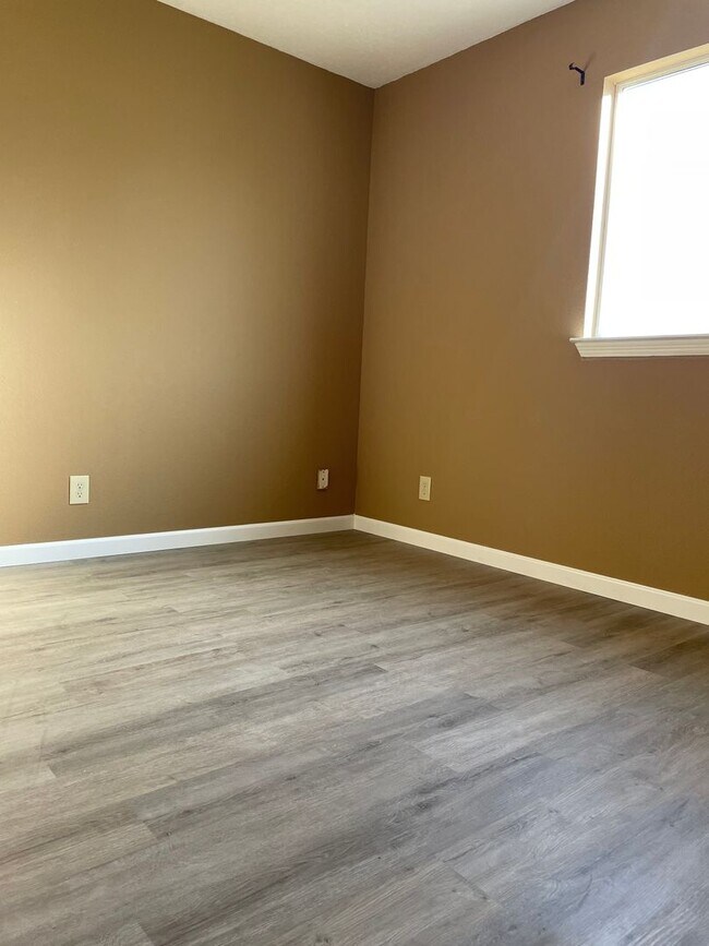 Building Photo - 3 BED 2 BATH IN SHASTA LAKE