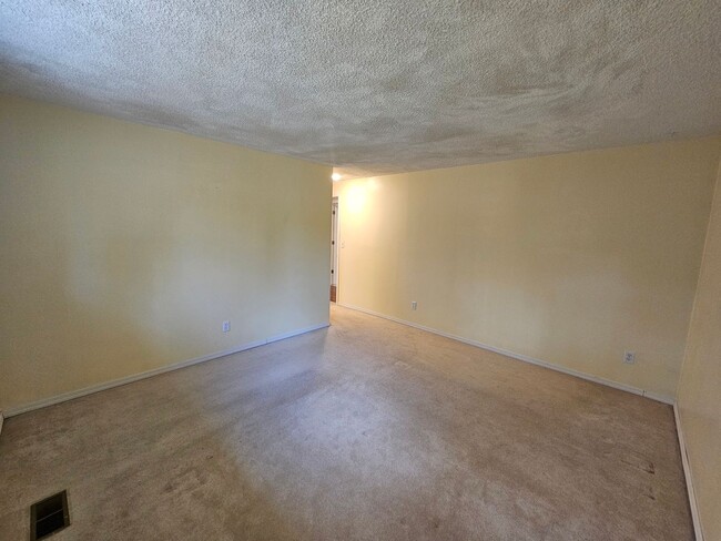 Building Photo - Beautifully Home in the Valley