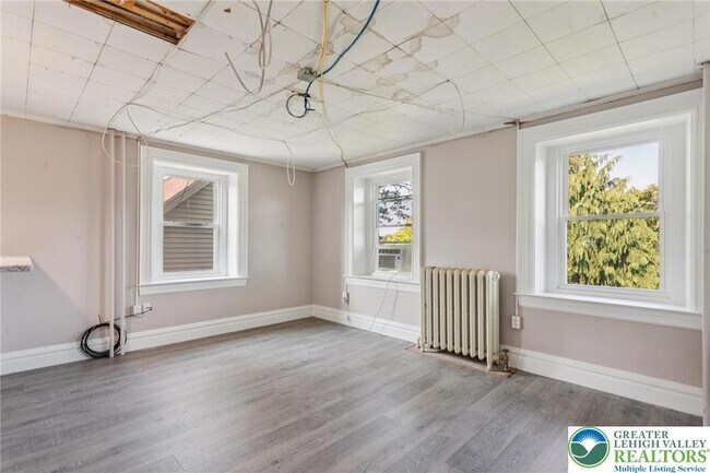 Building Photo - 313 Edgewood Dr