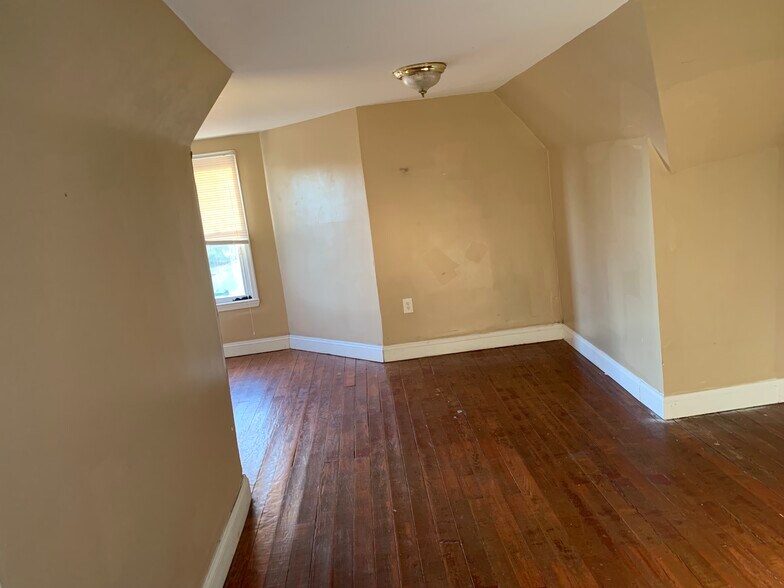 Building Photo - 4002 Fernhill Ave