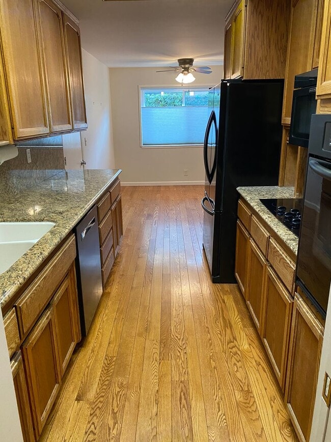 Building Photo - Well maintained 3 bed 2 bath home in Thousand Oaks neighborhood available!