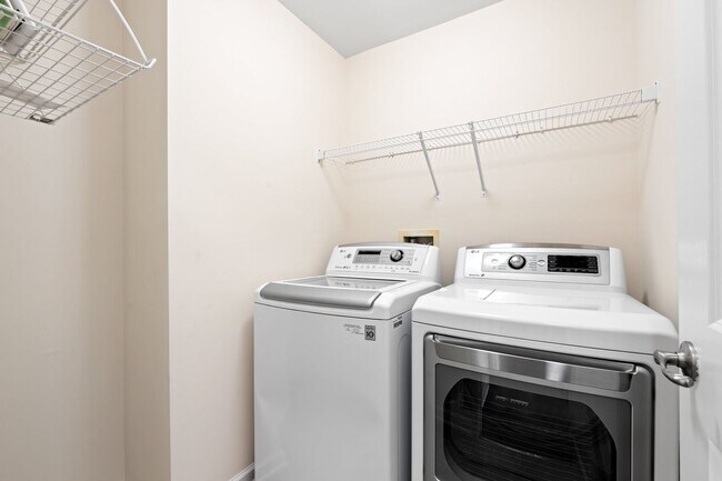 Building Photo - Beautiful 3 BR, 2.5 BA Townhome Easy Access to I-85 & I-385