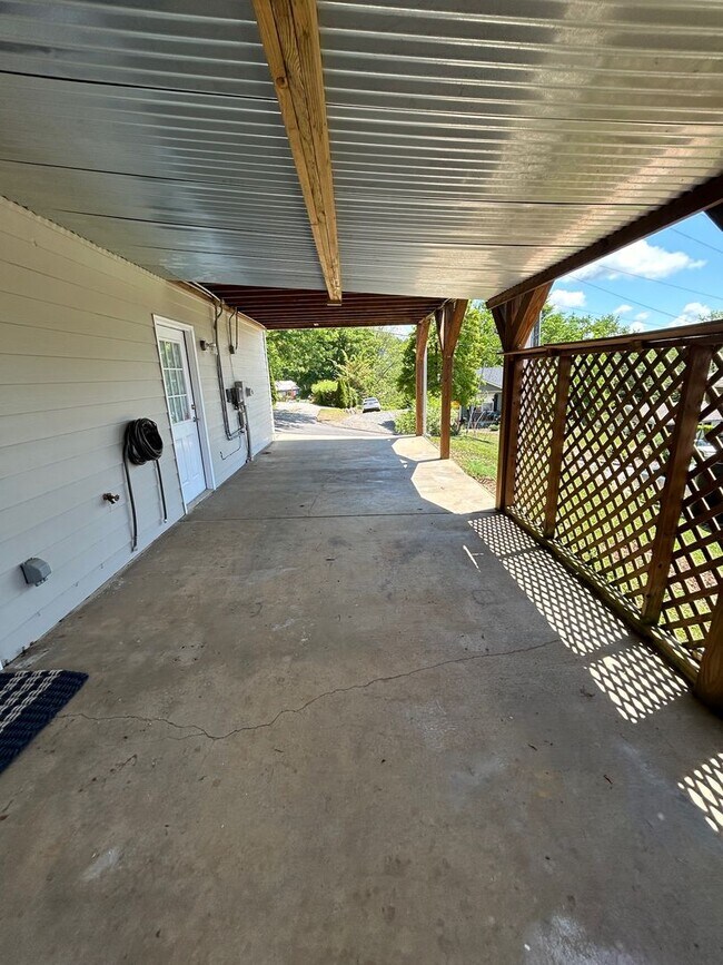 Building Photo - Central AVL - Custom Built, Made for Enter...
