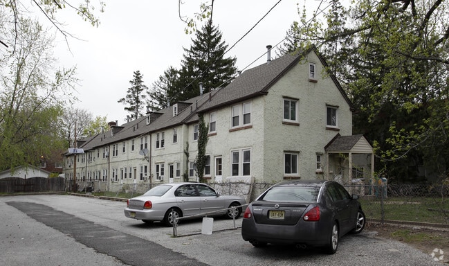 Primary Photo - 607 W Maple Ave