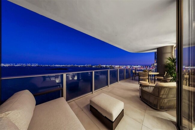 Building Photo - 700 NE 24th St