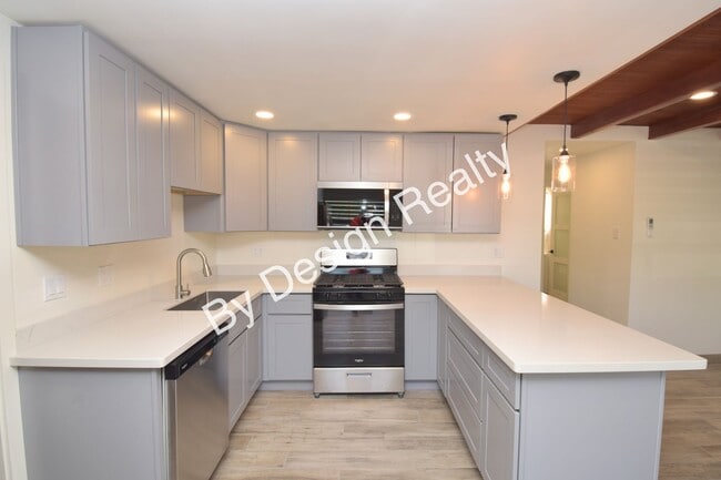 Building Photo - Hedrick Acreage 2 Bed 1 Bath Mid Century Bungalow with Modern Remodel