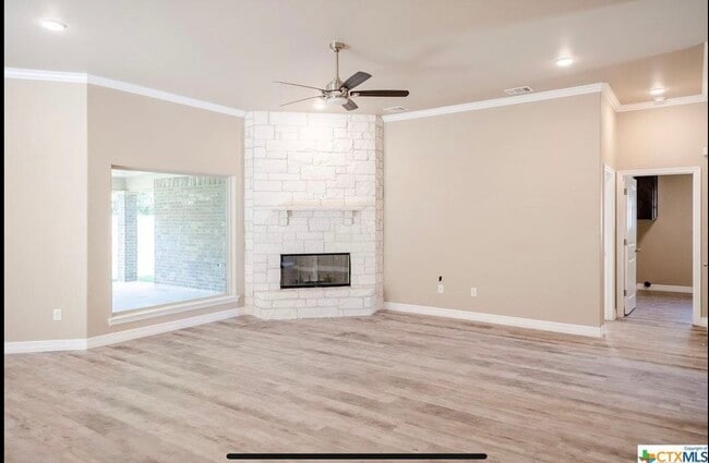 Building Photo - 2613 Crystal Ann Dr