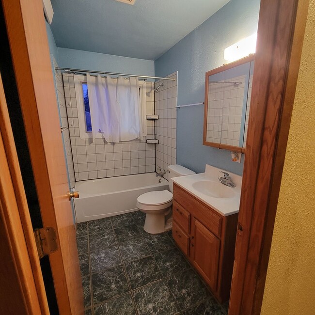 Building Photo - 3 Bed, 1 Bath Home for rent. One level liv...