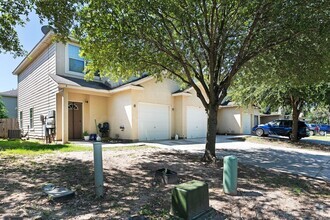 Building Photo - 3 bdrm 2.5 Bath~Beautiful townhouse with s...