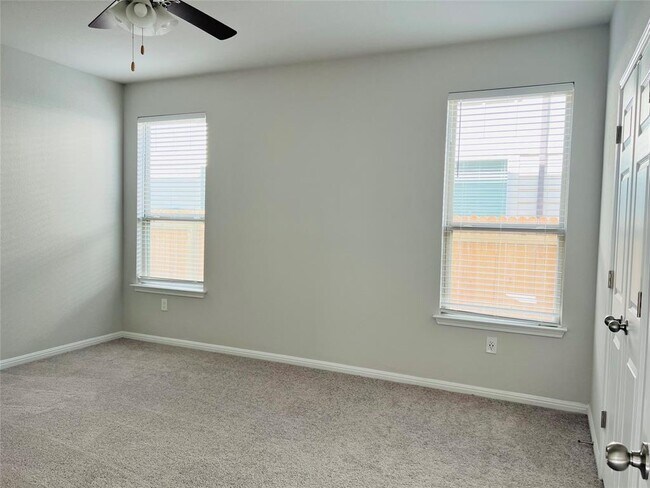 Building Photo - 136 MacArthur Dr