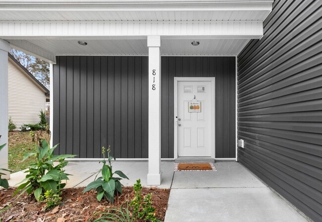 Building Photo - Pet Friendly Three Bedroom!