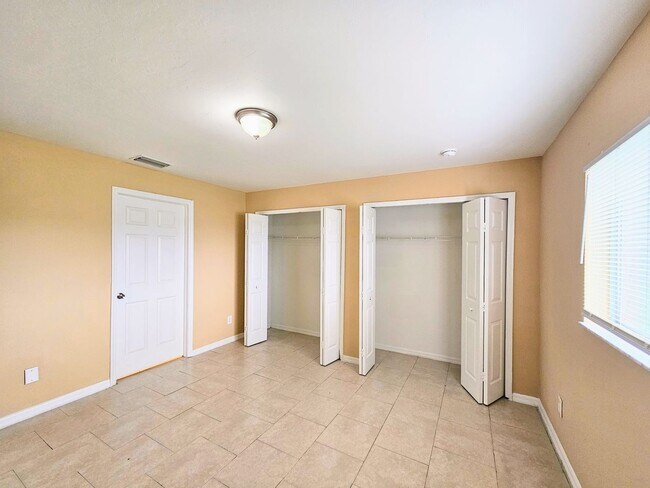 Building Photo - Move-in Ready 3 BR & 2 BA